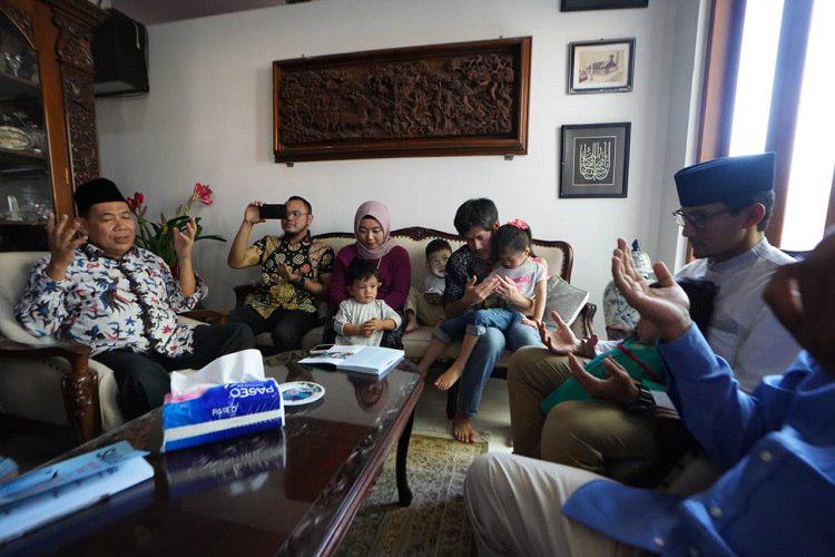 Sampaikan Bela Sungkawa, Sandi Takziyah ke Keluarga Petugas KPPS Surabaya yang Meninggal